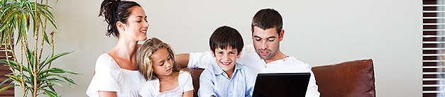 Una familia mirando Webs