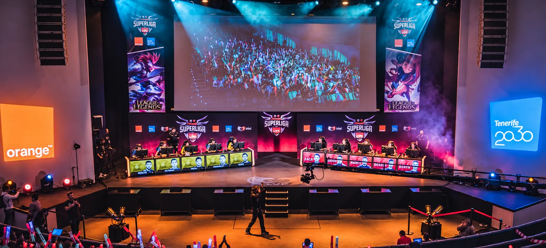 Aplicación de la identidad Superliga Orange en un evento de esports