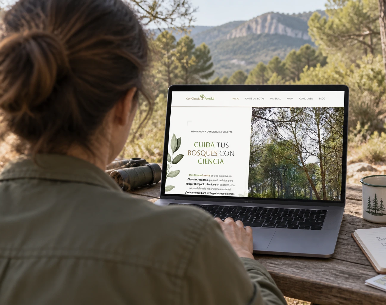 Web de ConCiencia Forestal presentada en un portátil en plena naturaleza